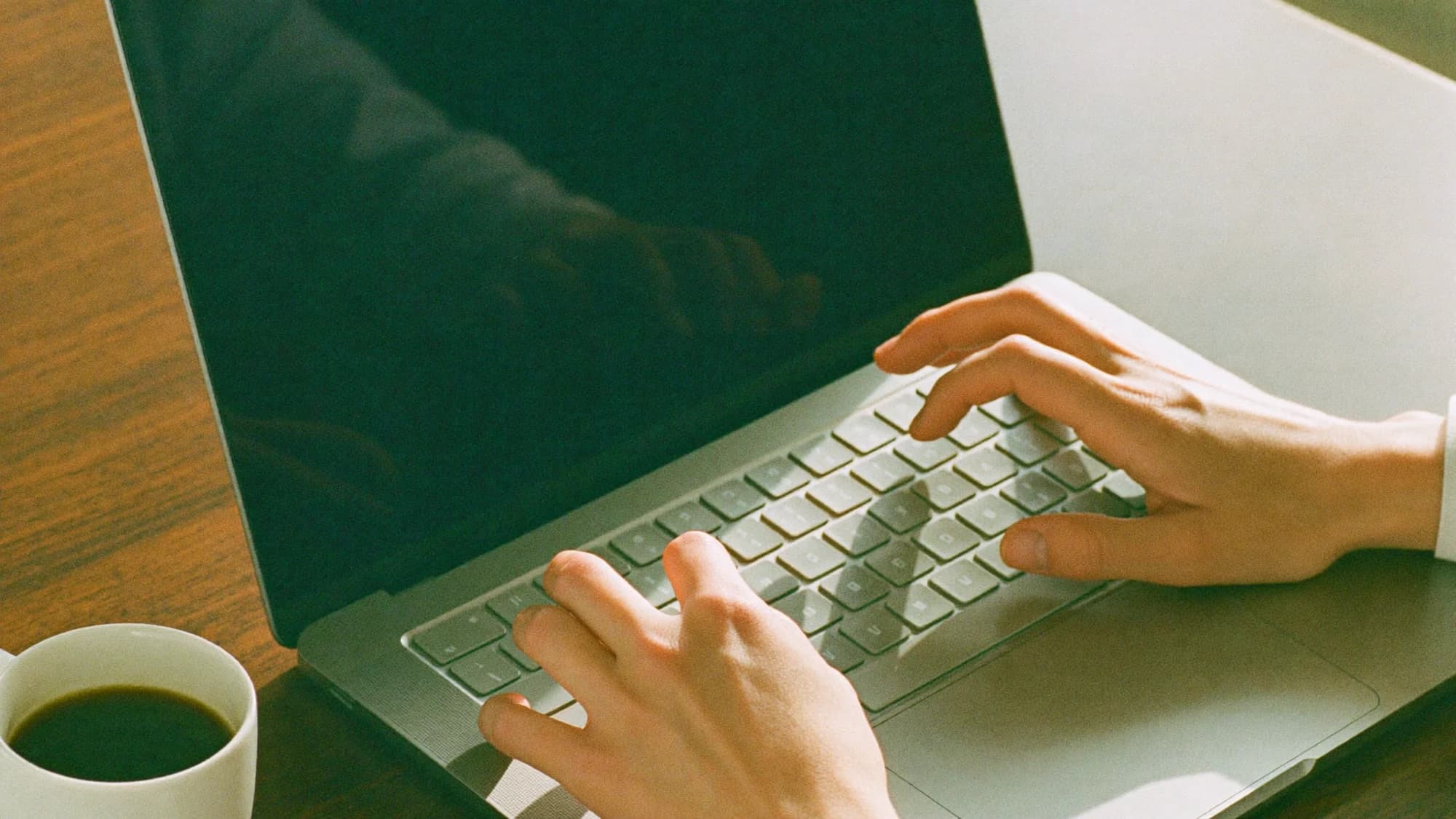 Profesional del bienestar avanzando con el programa online a su ritmo